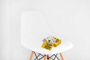 Flyers sur chaise design