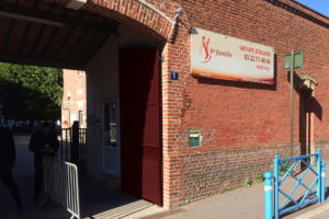 Entrée et paneaux du groupe scolaire Sainte Famille